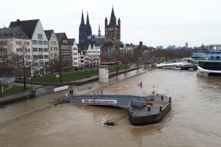 Ponton in der Altstadt bei Rheinhochwasser